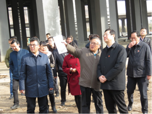 省委常委、西寧市委書(shū)記王曉在青海省物產(chǎn)集團(tuán)總公司黨委書(shū)記、總經(jīng)理王玉輝陪同下，深入青海物產(chǎn)朝陽(yáng)物流園區(qū)。