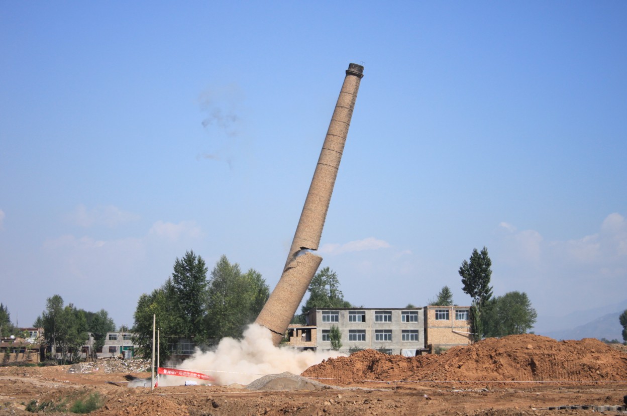 青海物產(chǎn)爆破技術服務有限公司北川工業(yè)園區(qū)49米煙囪拆除爆破圓滿成功